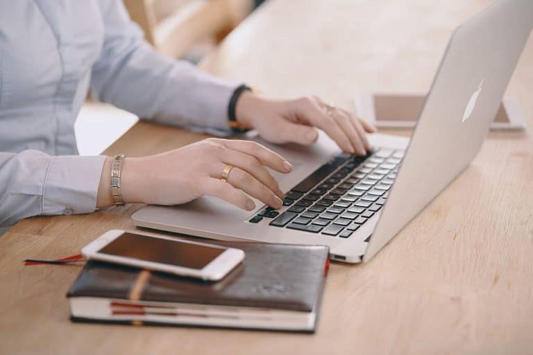 10 datorsistēmu tehniķi sacenšas SkillsLatvia 2022 pusfinālā
