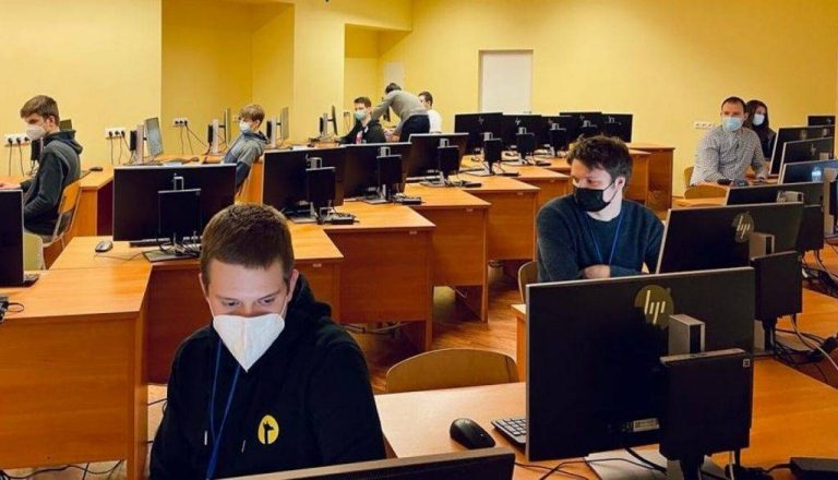 Noskaidroti SkillsLatvia 2022 finālisti datortīklu administrēšanā un grafikas dizainā