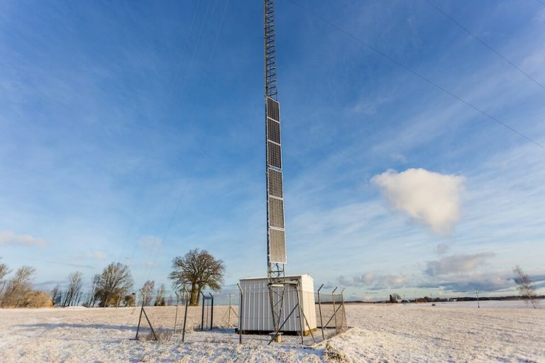 “Tele2” bāzes stacijas aprīkos ar saules paneļiem, samazinot CO2 izmešus par vairākām tonnām gadā