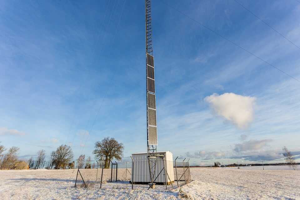 “Tele2” bāzes stacijas aprīkos ar saules paneļiem, samazinot CO2 izmešus par vairākām tonnām gadā