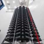 SpaceX iepazīstina ar kompaktajiem Starlink V2 Mini satelītiem ar diviem saules paneļiem