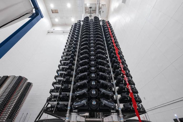 SpaceX iepazīstina ar kompaktajiem Starlink V2 Mini satelītiem ar diviem saules paneļiem