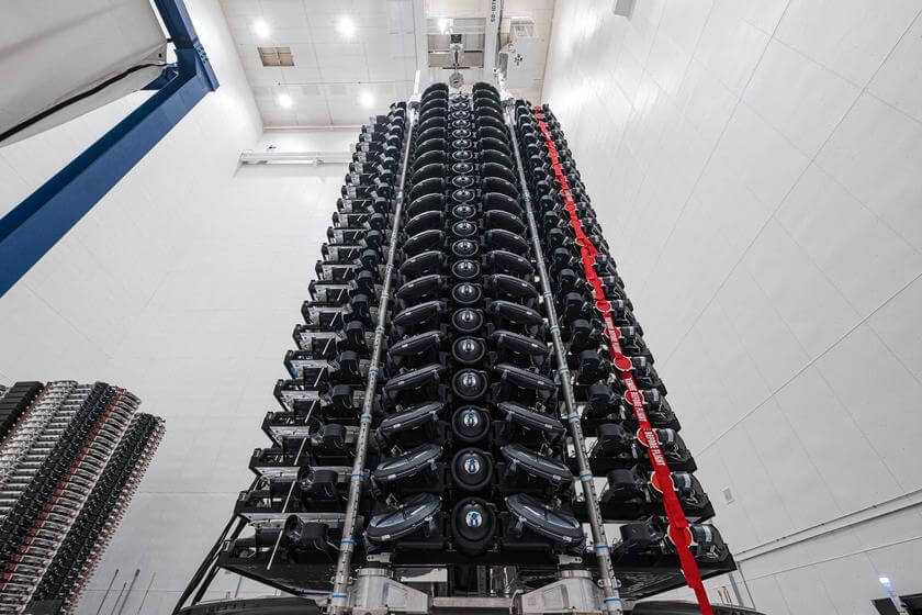 SpaceX iepazīstina ar kompaktajiem Starlink V2 Mini satelītiem ar diviem saules paneļiem