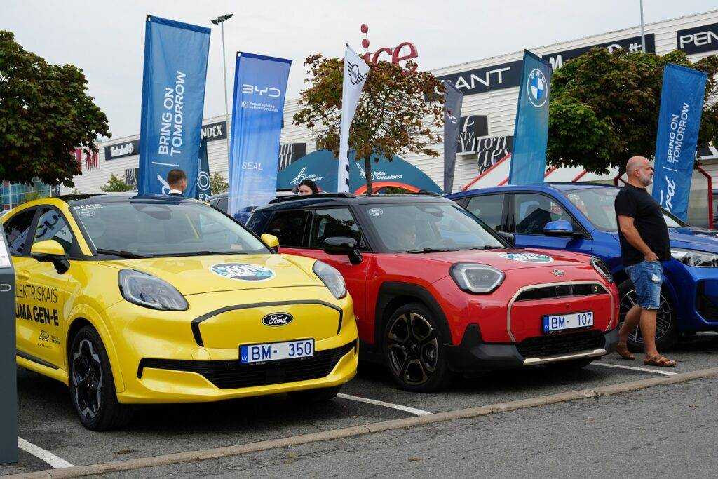 Pie “Spices” šajā sestdienā stāvlaukums izskatījās kā liels elektroauto festivāls – 30 dažādi modeļi vienuviet, konkursi, balvas un dažreiz pat rinda pie testa braucieniem. Un nevajag braukāt pa saloniem, jo te viss kā uz paplātes, tikai izvēlies un sāc testēt. Dongfeng Box – mazs auto ar lielu sirdi Mūsu uzmanību piesaistīja mazais Dongfeng Box Electric Lemon. Nosaukums jau pats par sevi sola vitamīnu sprādzienu, bet realitātē šis “citrons” bija vairāk kā rotaļlieta jaunatnei. Salons uzreiz rada mājīgu sajūtu. Tajā izmantots izsmalcināts baltās un tumša krāsas salikums, kas veido mierīgu noskaņu. Paneļa izkārtojums ir minimālistisks, un tajā iebūvēts 12,8 collu displejs, kur iepējams kontrolēt visas automobiļa funkcijas, bet mazajā 5,1 collu LCD ekrānā tiek parādīts ātrums, nobraukums, brauciena ilgums un braukšanas režīmi (Eco, Sports, Normal un pielāgotais). Papildus komfortu sniedz viedtelefona bezvadu uzlāde, sēdekļu atmiņas funkcija un vairāk nekā 32 toņos regulējams salona apgaismojums. Dongfeng Box Priekšējie sēdekļi ir gan apsildāmi, gan ventilējami un aprīkoti ar automātisko regulēšanu. Vadītāja sēdeklim ir atmiņas funkcija, kas nodrošina individuālu pielāgošanos. Aizmugurē ir pietiekami daudz vietas trim pieaugušajiem, padarot šo auto par praktisku izvēli arī ģimenēm vai draugu kompānijām.Bet, ja tavs augums ir divi metri ar kaudzīti, tad droši lūkojies Voyah Dream virzienā. Dongfeng Box Dodamies ceļā, bet uz ceļa jāsaka godīgi – stabilitāte nebija tā stiprākā puse. Drīzāk kā sprigans limonādes burbulis, kas derēs tiem, kam svarīgāks ir stils un pilsētas burzma, nevis garie šosejas kilometri. Taču mums paveicās ar auto stāstnieku Artūru, kurš pārdotu pat tanku, ja rastos tāda vajadzība. Nepieminēt Artūru Bērziņu no WESS Select būtu negodīgi, jo tieši tādam jābūt auto pārstāvim. Viņš ne tikai smaidot stāstīja par auto, bet arī pacietīgi un izsmeļoši atbildēja uz visiem mūsu jautājumiem. Un, ticiet man, jautājumu bija daudz : no “cik ātri lādējas” līdz “vai salons tiešām ir tik balts, kā izskatās”. Šis bija cilvēks, kas lika noticēt, ka auto stāsti var būt aizraujoši kā Netflix seriāls. Dongfeng Box Izrādās, ka šis mazais Dongfeng Box E3 Plus komplektācija WLTP ciklā varot nobraukt aptuveni 310 kilometrus ar vienu uzlādi, kas ļauj ilgstoši pārvietoties pilsētā ar retām uzlādes pauzēm. Turklāt auto atbalstot gan līdzstrāvas (DC), gan maiņstrāvas (AC) uzlādi un izmantojot pietiekami ātru lādētāju, akumulatoru no 30% līdz 80% iespējams uzlādēt tikai 30 minūtēs. Dongfeng Box tiek pozicionēts kā pieejams EV, taču tas sniedz daudz vairāk, nekā varētu gaidīt. Ar to ir viegli pārvietoties pilsētā, vienlaikus nodrošinot modernu komfortu tiem, kas novērtē sīkas detaļas, knifiņus, knibulīšus un pufiņus panelī. Dongfeng Box Tas ir pietiekami dinamiskais un ir aprīkots ar modernām drošības sistēmām, tostarp 360 grādu kameru, automātisko parkošanās asistentu un adaptīvo kruīza kontroli, kas šajā segmentā ir reta parādība. Pilsētniekiem, kas vēlas pāriet uz elektroauto, šis kompaktais hečbeks ir ļoti pārliecinoša izvēle. Dongfeng Box Spices Elektroauto diena 27 1024x683Dongfeng Box Spices Elektroauto diena 29 1024x683Dongfeng Box Spices Elektroauto diena 1024x576Dongfeng Box Spices Elektroauto diena 23 1024x683 Dongfeng Box Spices Elektroauto diena 8 1 1024x576 Dongfeng Box Spices Elektroauto diena 4 1 1024x576 Dongfeng Box – mazs auto ar lielu sirdi un sākot no 22990 eiro. Voyah Courage – premium klase Pilnīgs pretstats bija Voyah Courage – liels, plašs, ar “peldošu” centrālo ekrānu, kas slīd kā moderns planšetdārzs. Informācijas un izklaides sistēmu darbina Qualcomm 8295 procesors, nodrošinot plūdenu darbību. Voyah Courage Luksusa un komforta pasaule, tāds ir pirmais iespaids iekāpjot automašīnā. Apdarei izmantoti videi draudzīgi materiāli, apšuvums rada premium sajūtu. Priekšējie sēdekļi sniedz labu balstu un ar vienu pieskārienu tos var nolocīt pilnīgi horizontāli un tie lieliski piemēroti garākiem braucieniem. Aizmugurē, pateicoties 2900 mm riteņu bāzei, vietas pietiek arī garāka auguma pasažieriem. Voyah Courage ir, protams, aprīkots arī ar autovadītāja palīgsistēmu, kas ietver adaptīvo kruīza kontroli, ceļa zīmju atpazīšanas sistēmu un inteliģento parkošanās sistēmu. Voyah Courage Brauciens ar to bija tik ērts, ka likās – varam mierīgi doties uz Liepāju un atpakaļ. Voyah Courage slīd kā kosmosa kuģis pa šoseju. Testa brauciens kā dārgā viesnīcas numurā : mīksti, ērti, plaši. Šis tiešām iedeva sajūtu, ka vari bez raizēm braukt kaut vai līdz Parīzei, tikai laicīgi jāpieslēdzas lādētājam. Voyah Courage cena – sākot no 46990 eiro. Voyah Courage Spices Elektroauto diena 17 1024x576 Voyah Courage Spices Elektroauto diena 12 1024x576 Voyah Courage Manuprāt vēl divi, trīs gadi un Ķīnas auto ražotāji spēs sastādīt nopietnu konkurenci mums ierasto auto zīmoliem. Tā kā viņi iemācījās kvalitatīvus viedtelefonus ražot, tā arī būs ar auto, ja vien misters Tramps atkal neizdomās jaunu stāstu, šoreiz varbūt par auto lietotāju personas datu zādzībām un “ieteiks” Eiropas ierēdņiem likt sprunguļus Ķīnas auto invāzijai Eiropā. Kopumā pasākuma ideja nostrādāja perfekti – vienuviet varēja redzēt, salīdzināt un izbraukt ar visu, par ko ikdienā tikai lasām ziņās. Nākotne nav pārāk tālu, tā stāv stāvvietā pie “Spices”. Un sestdien pie “Spices” viss dūca – cilvēki, mūzika, balvas un vesels stāvlaukums, kas pārvērtās par elektroauto izstādi ar testa braucieniem. 1 Spices Elektroauto diena 32 1024x6832 Spices Elektroauto diena 34 1024x6834 Spices Elektroauto diena 36 1024x6835 Spices Elektroauto diena 37 1024x6836 Spices Elektroauto diena 38 1024x6837 Spices Elektroauto diena 39 1024x6838 Spices Elektroauto diena 43 1024x6839 Spices Elektroauto diena 44 1024x68310 Spices Elektroauto diena 45 1024x68311 Spices Elektroauto diena 46 1024x68312 Spices Elektroauto diena 47 1024x68313 Spices Elektroauto diena 48 1024x683 Ideja vienkārša un ģeniāla – salikt 30 jaunākos elektroauto vienuviet, lai vari iepazît un izvēlēties. Un, protams, bija arī citi lielie vārdi – Audi, BMW, CUPRA, Volvo, bet tie auto no Ķīnas šoreiz paņēma mūsu uzmanību un prasījās pēc mazliet vēl.
