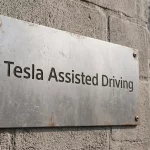 Tesla Eiropā maina sava vadītāja palīgsistēmas nosaukumu